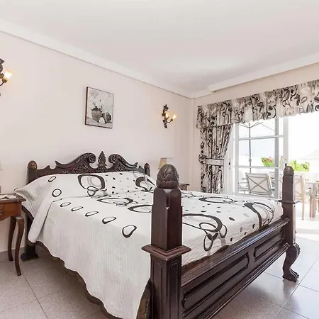 فيلة Sleeps 6 Air Con Wifi