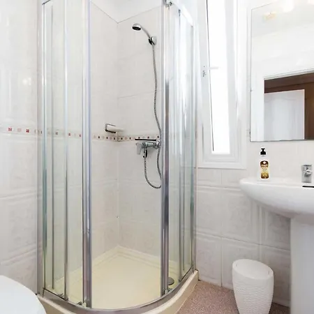 Sleeps 6 Air Con Wifi *